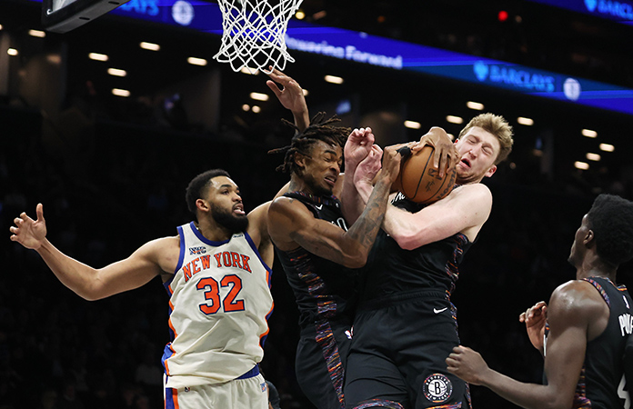 Knicks ganan a Nets en derbi de New York