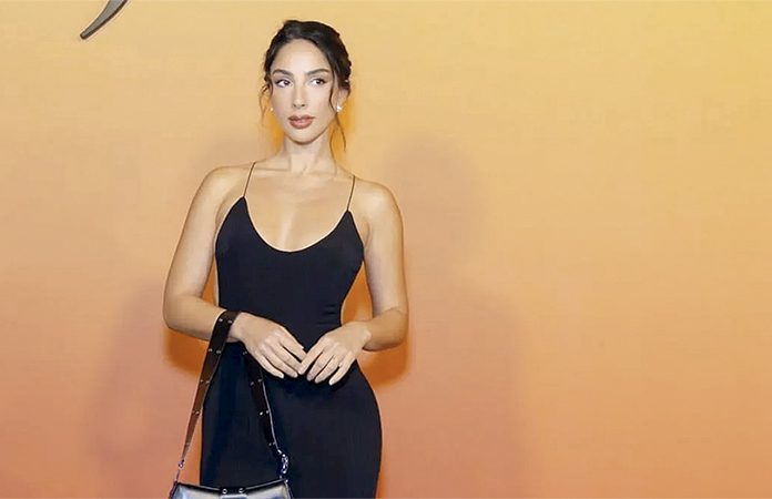 MARÍA CHACÓN DESLUMBRA CON VESTIDO DE ESCOTE