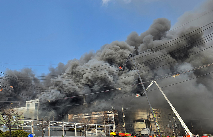 Mueren 10 personas por incendio en fábrica