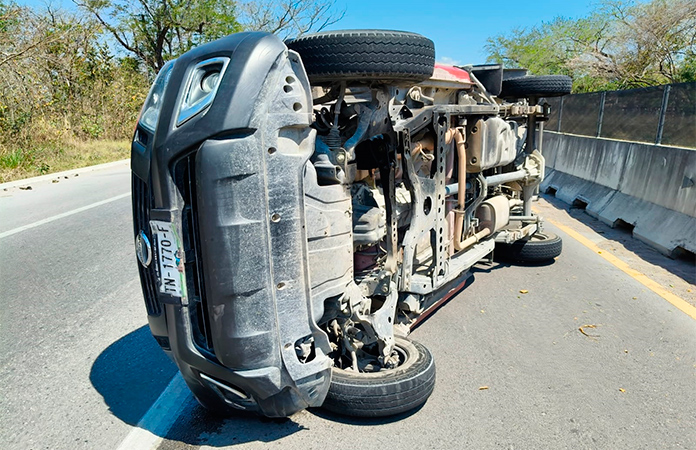 Por falla mecánica, camioneta causa percance