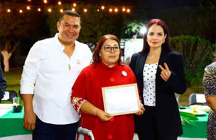 Reconocen la trayectoria de varios docentes educativos