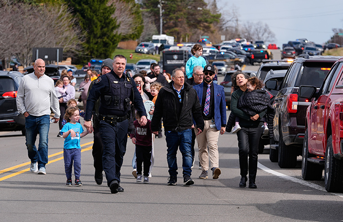 Sujeto ataca una sinagoga en EU