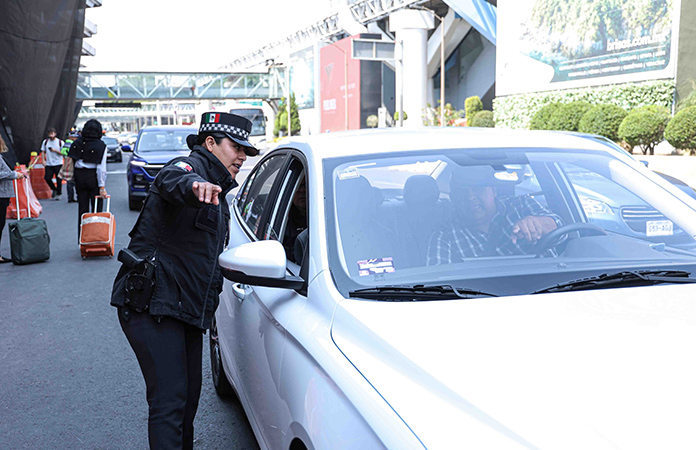 Taxis de aplicación, con espacio en AICM