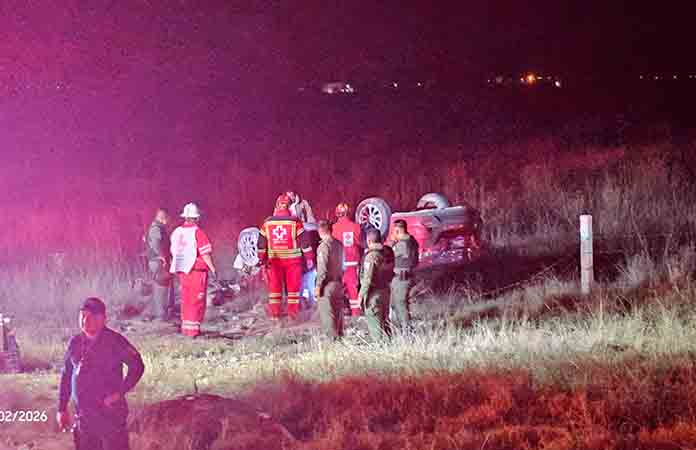 Vuelca automóvil, el chofer quedó prensado