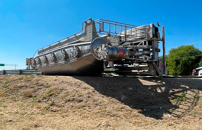 Vuelca tráiler con melaza al ingresar a la rúa ‘57