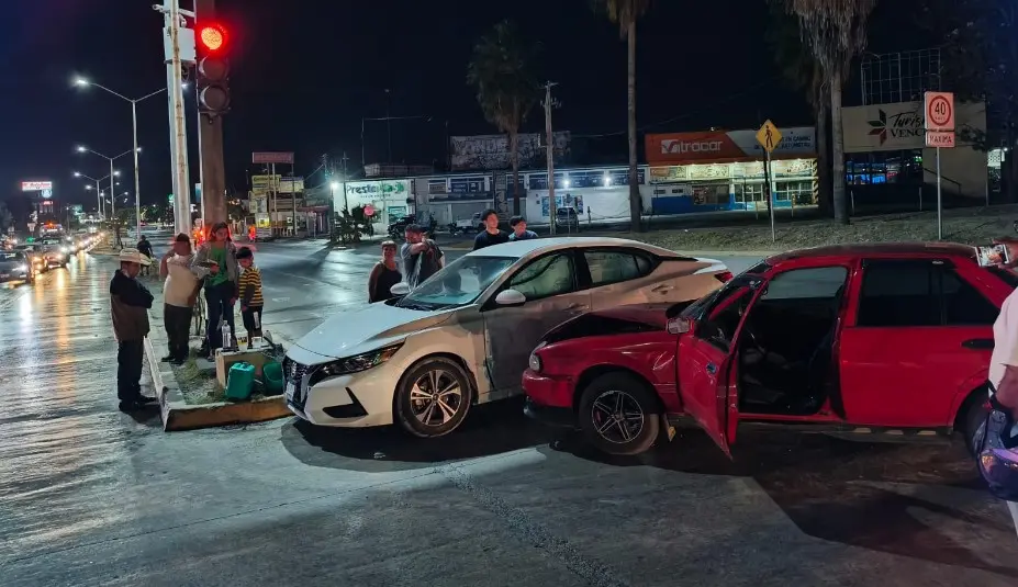 Se pasa el rojo y provoca choque en el Distribuidor Vial