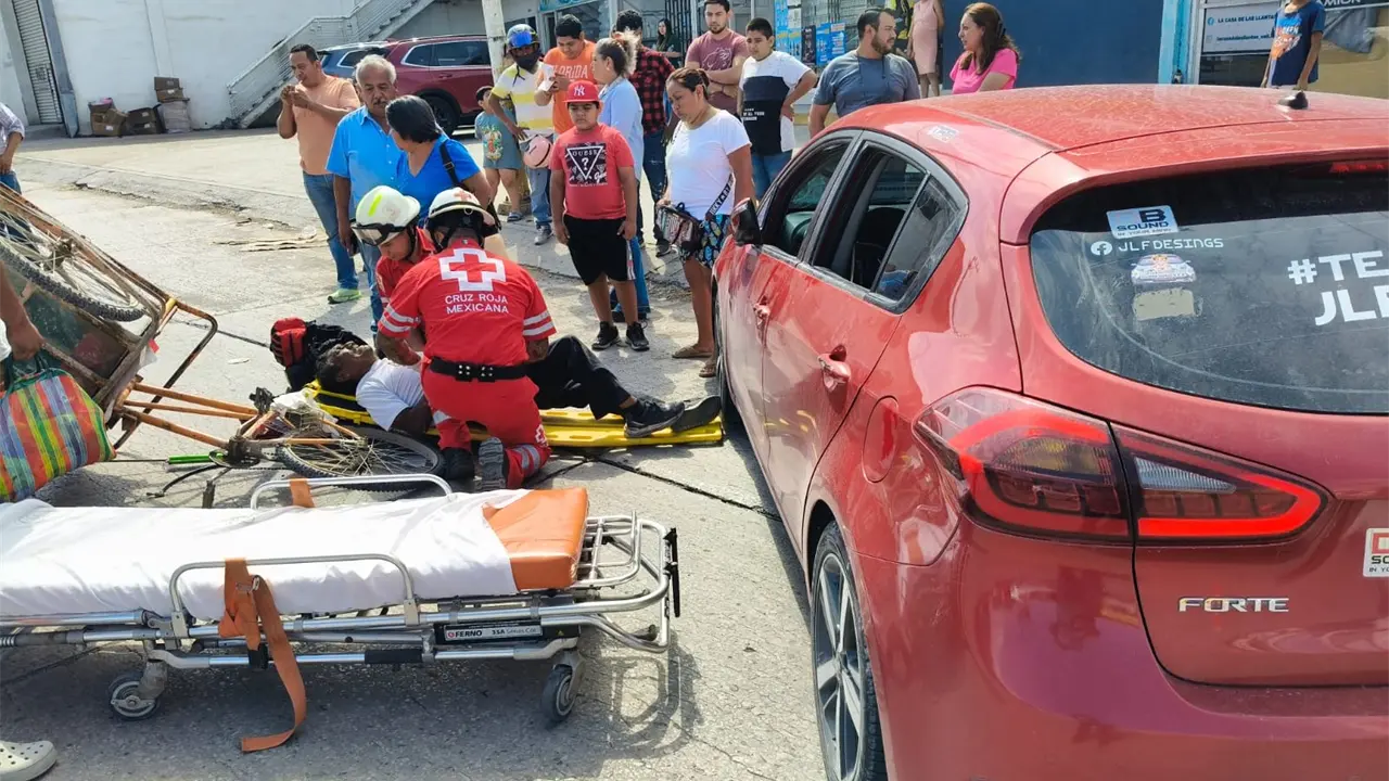 Embisten a hombre con triciclo en bulevar