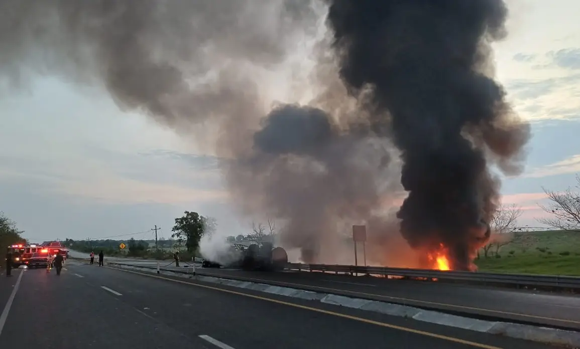 Vuelca tráiler que transportaba diésel y se incendia