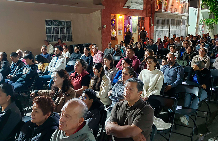 Bendice el obispo a losintegrante de Procesión