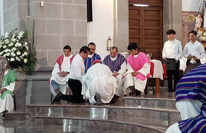 Celebra la iglesia bendición de panes y lavatorio de pies