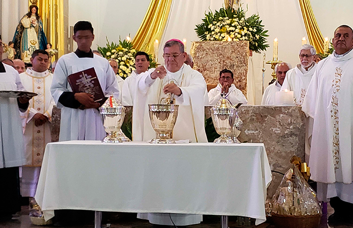 Celebran la Misa Crismal