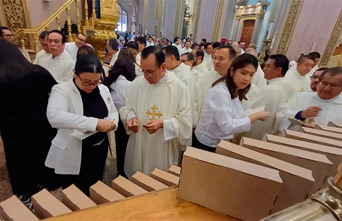 Concelebraron tres obispos misa crismal