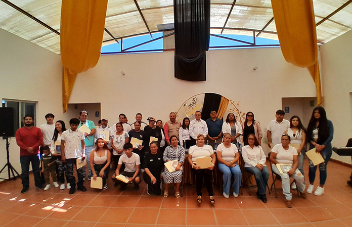 Entregan certificados educativos a adultos