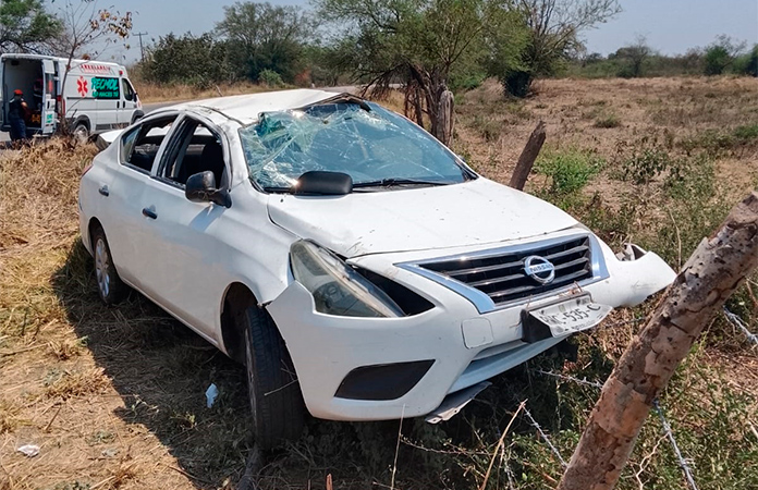 Familia de NL resulta herida al volcar su auto