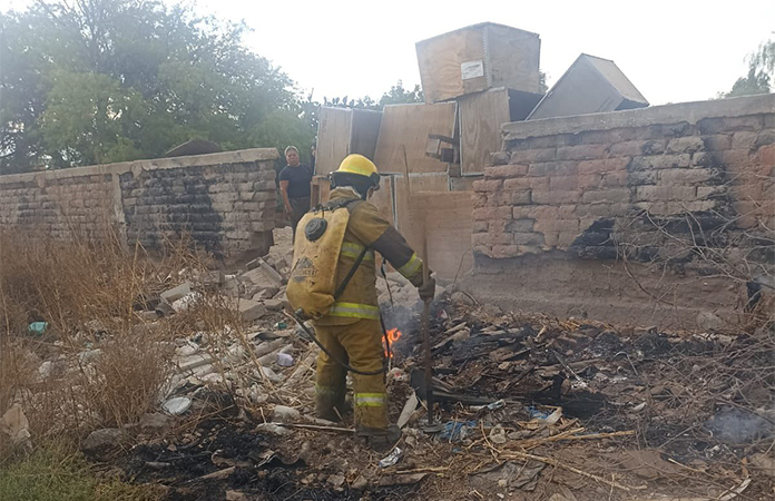 Incendio se extiende en un predio de Pozos
