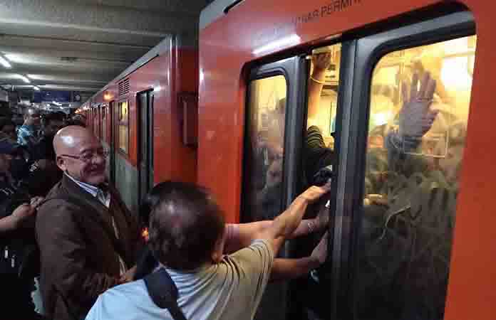 Largas esperas en Metro de la CDMX