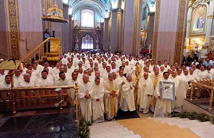 Sacerdotes reciben una bendición papal