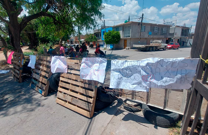 Vecinos de la Morelos II mantienen bloqueo permanente