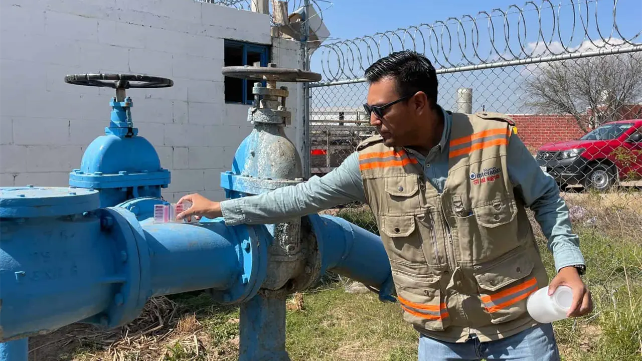 Interapas niega contaminación y atribuye agua turbia a falla en pozo