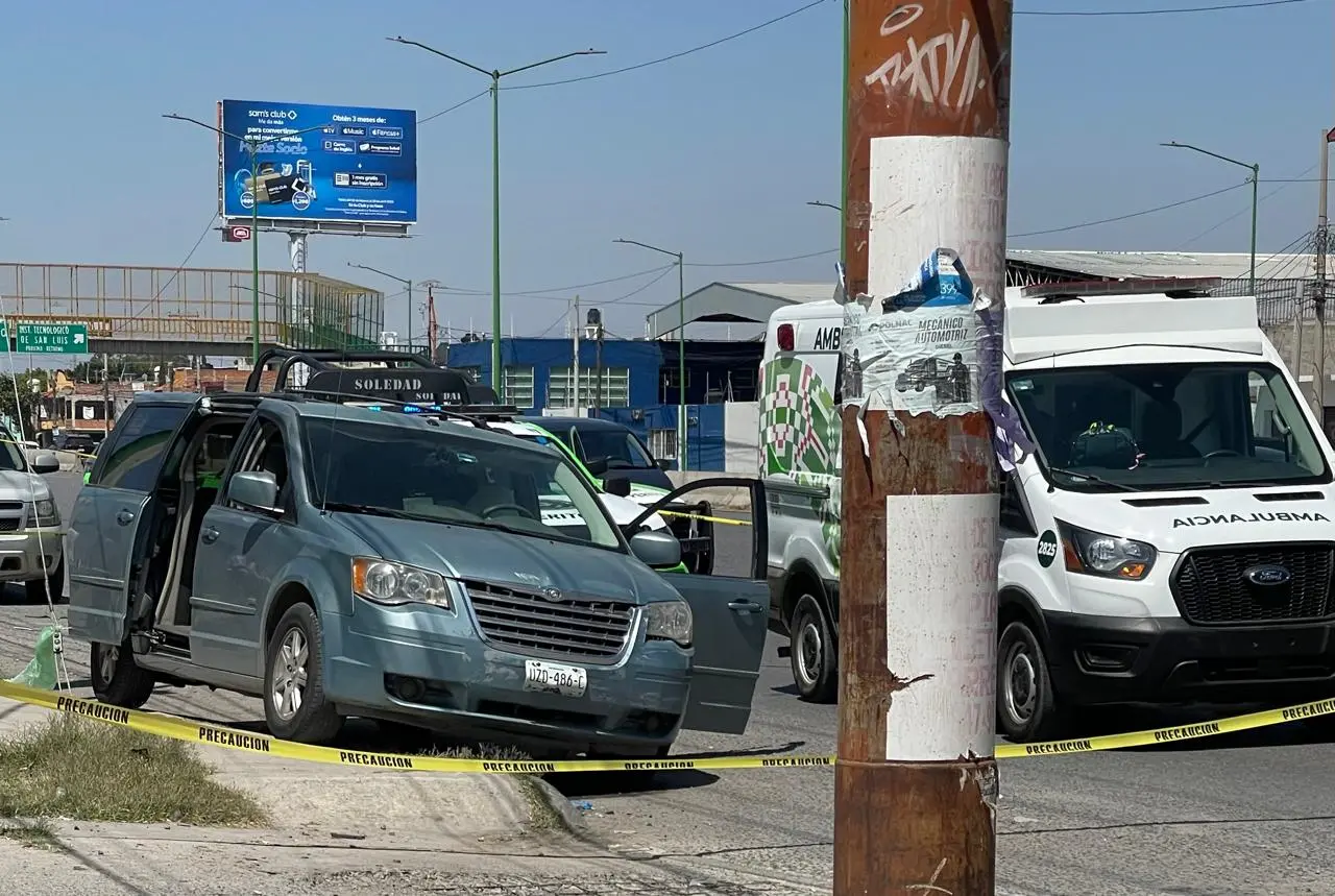 Muere al volante tras infarto y provoca choque en Soledad