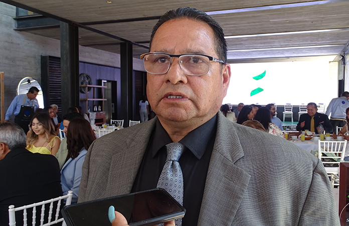 Alfonso C. de la Cruz es maestro distinguido