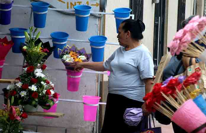 Aumenta la compra de flores pero también su precio