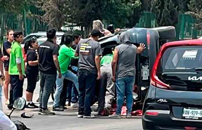 Choque y volcadura deja sólo daños materiales
