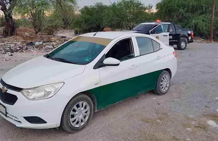 Detienen policías a falso taxista