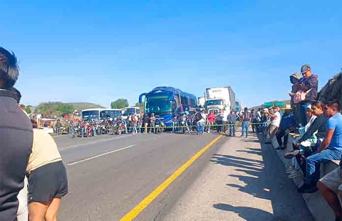 Ejidatarios bloquean carretera en Mexquitic