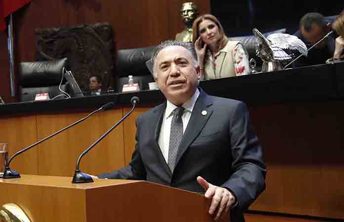 Enrique Inzunza pide licencia en el Senado