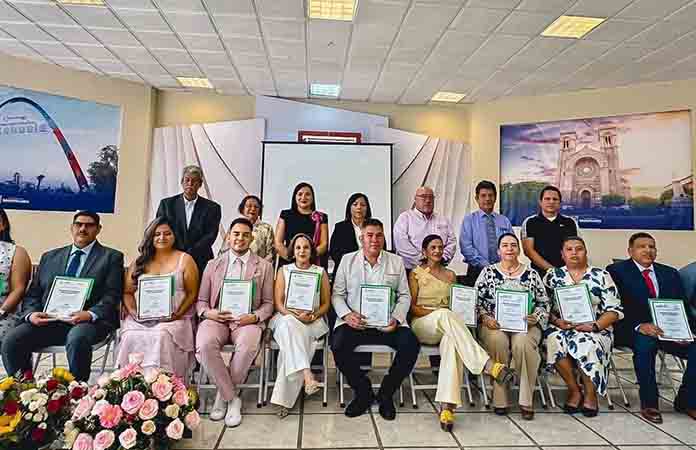 Galardonan a los maestros, por su vocación y servicio