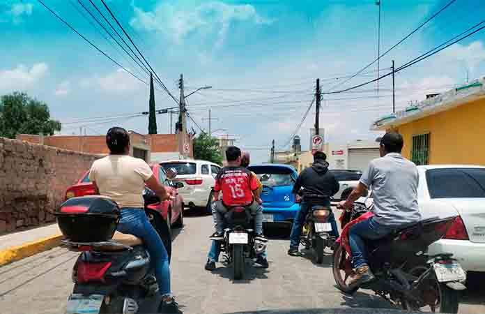 Jóvenes hacen uso temerario de motos