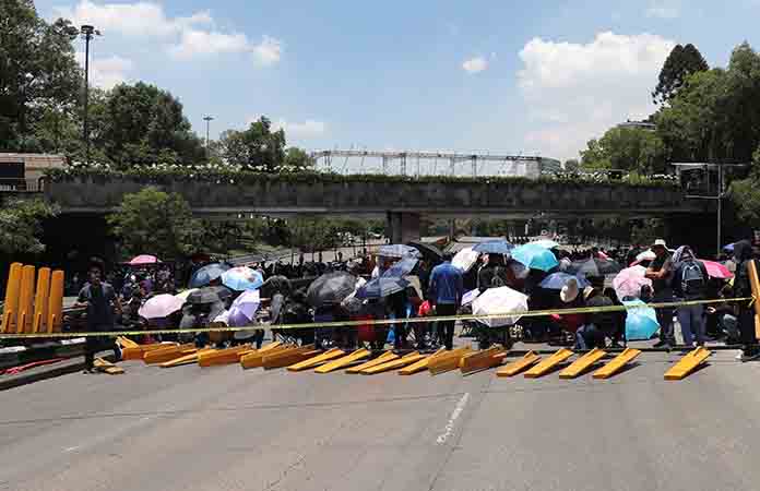 Maestros del CNTE cierran Circuito Interior