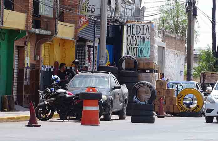 Negocios invaden banquetas de importantes avenidas