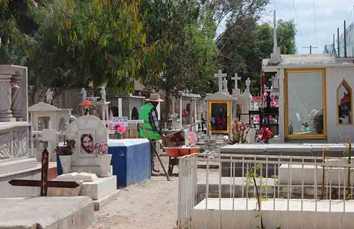 Panteones superan afluencia de los cinco mil visitantes