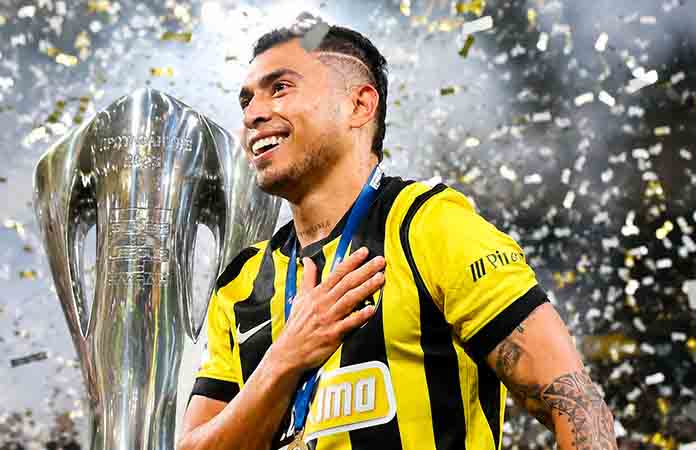 Pineda se corona con el AEK Atenas