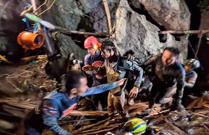 Rescatan a uno de los 5 atrapados en cueva