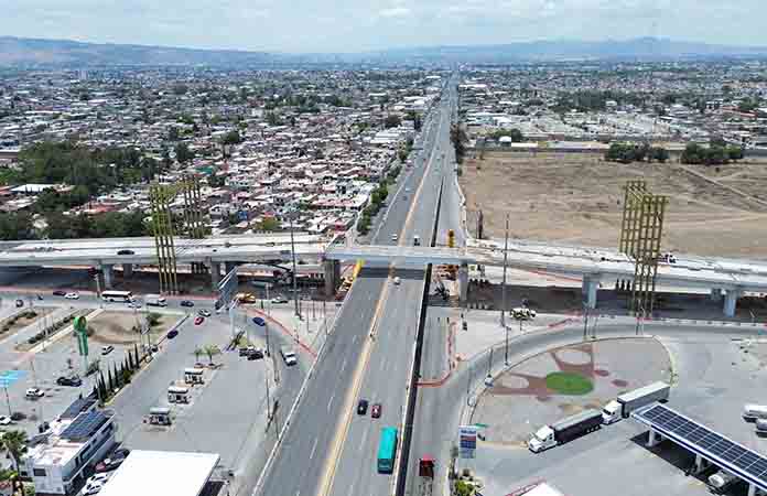 Sigue la carga vehicular por obra de puente elevado