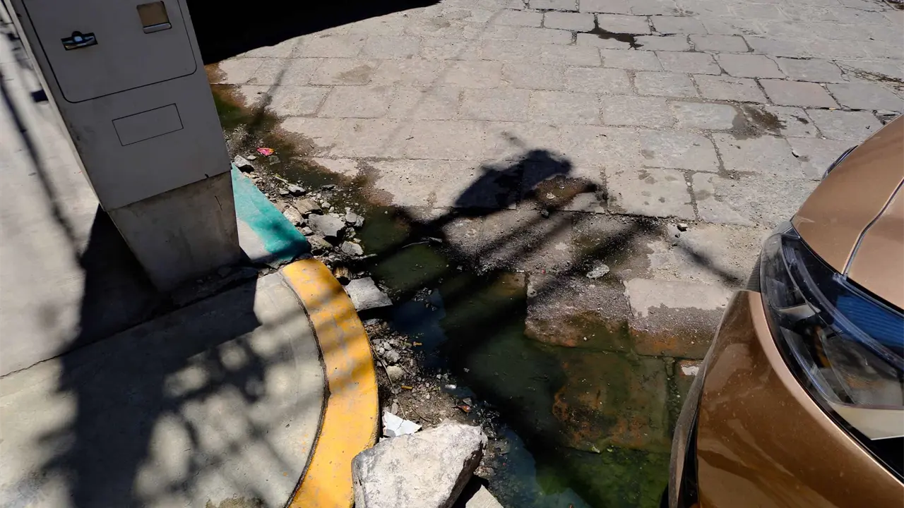 Agua residual afecta a vecinos de Abasolo, frente al Teatro Alarcón