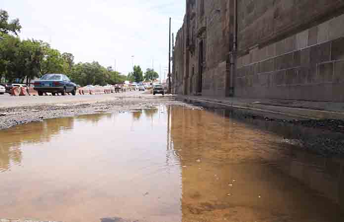 Aparece enorme fuga de agua en el C.H.