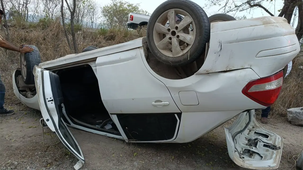 Conductor sale herido en volcadura sobre la Valles-Tampico