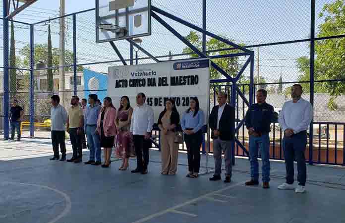 Conmemoran Día del Maestro