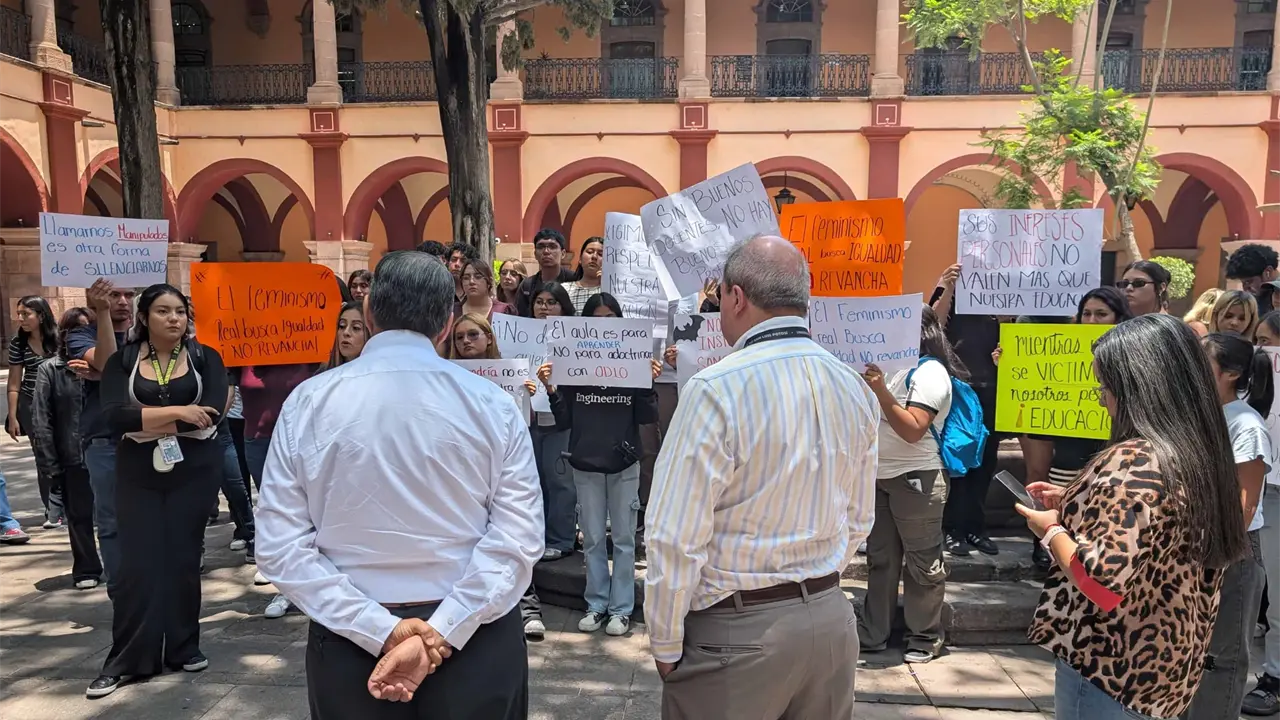 Estudiantes de Criminología se manifiestan en Edificio Central de la UASLP