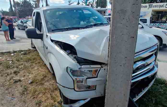 Impacta camioneta contra poste