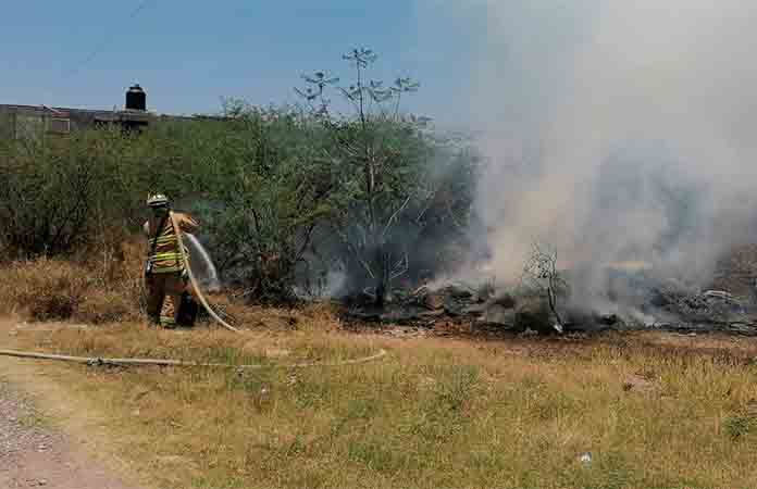 Ola de incendios ponen en jaquea los bomberos