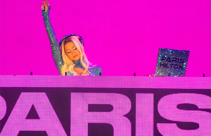 PARIS HILTON CIERRA EL TECATE EMBLEMA