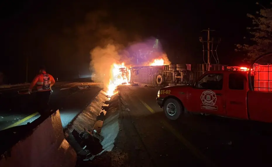 Tráiler vuelca y arde en libramiento Tamuín–Valles