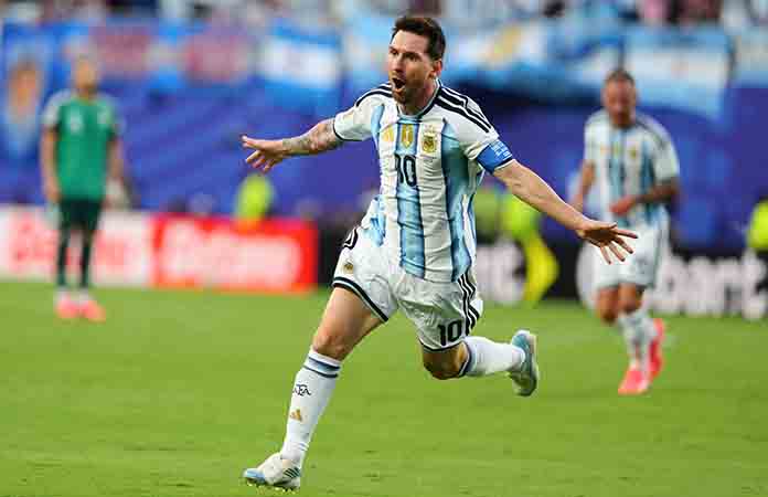 Argentina golea a Argelia en el debut