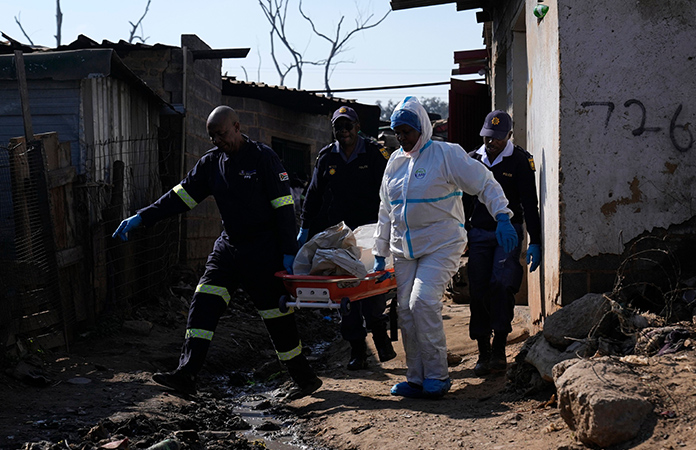 Criminales matan a 12 en Sudáfrica