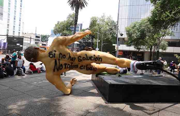 CNTE tira y “desnuda” figuras de futbolistas